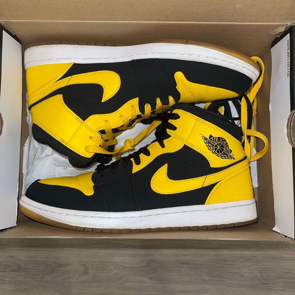 Jordan 1 Mid “New Love”
